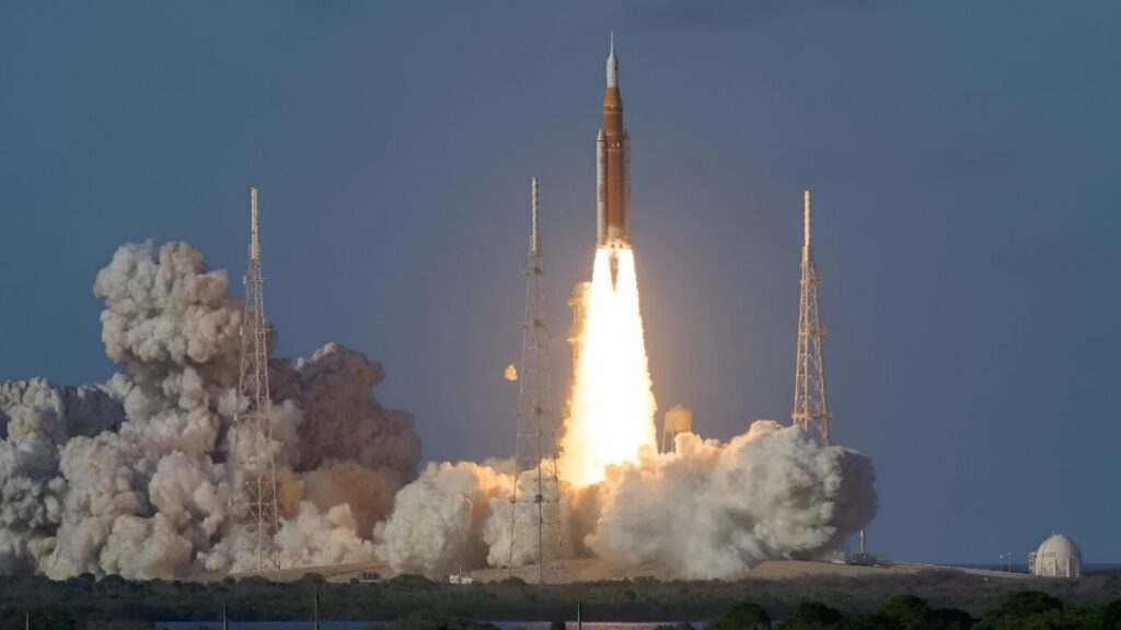 Artemis II Launch Stuns the World – Spectacular Liftoff from Kennedy Space Center in Pictures