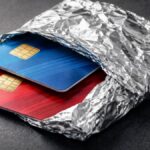 Envolver las tarjetas en papel aluminio: el truco secreto que pocos conocen
