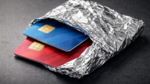Envolver las tarjetas en papel aluminio: el truco secreto que pocos conocen